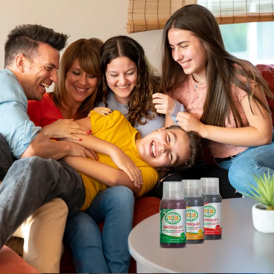 Familia sonriendo con Biotiquín